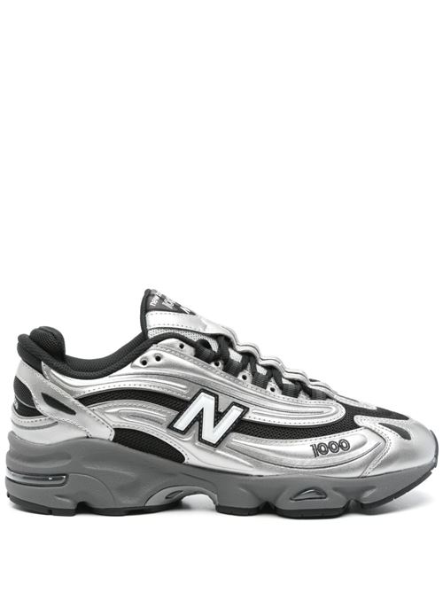 Sneaker argento di NEW BALANCE caratterizzata da rivestimenti in mesh, logo laterale e suola segmentata e lacci. NEW BALANCE | M1000EGRSILVER